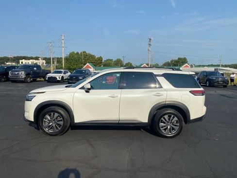 Used 2024 Nissan Pathfinder SV FWD image 2