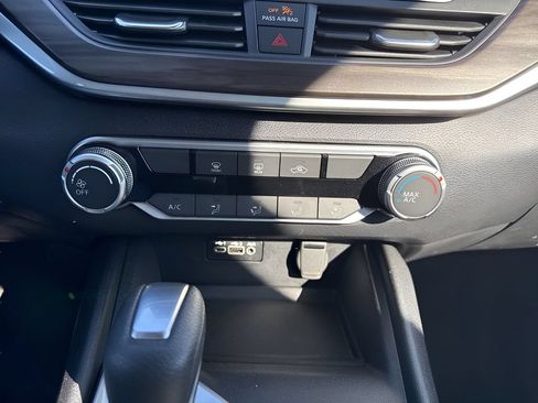 Used 2025 Nissan Altima 2.5 SV FWD image 19