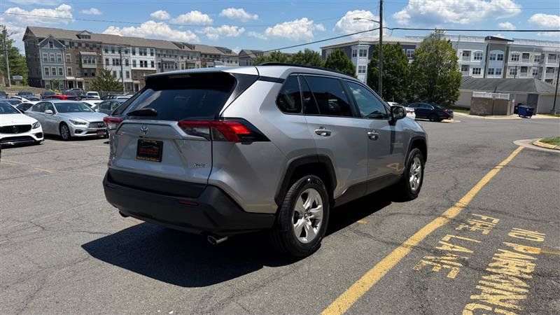 Used 2020 Toyota RAV4 XLE w/ Convenience Package FWD image 12