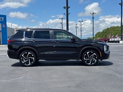 Used 2022 Mitsubishi Outlander SE image 2