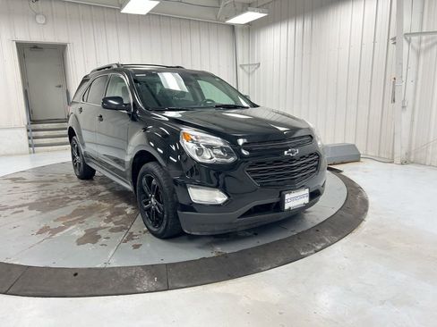 Used 2017 Chevrolet Equinox LT image 2