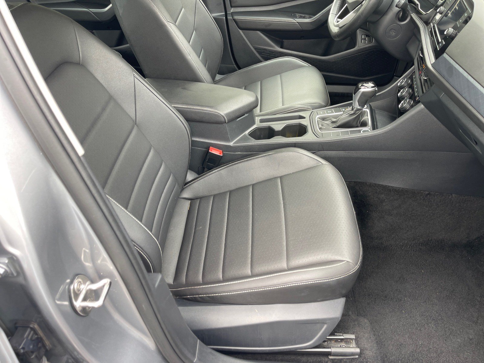 Used 2024 Volkswagen Jetta SE FWD image 19
