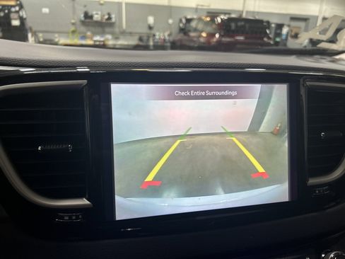 Used 2024 Chrysler Pacifica Touring-L image 19