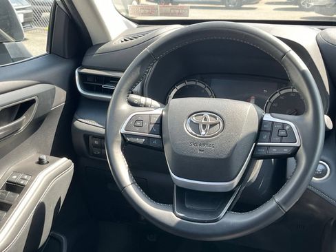 Used 2025 Toyota Highlander LE FWD image 24