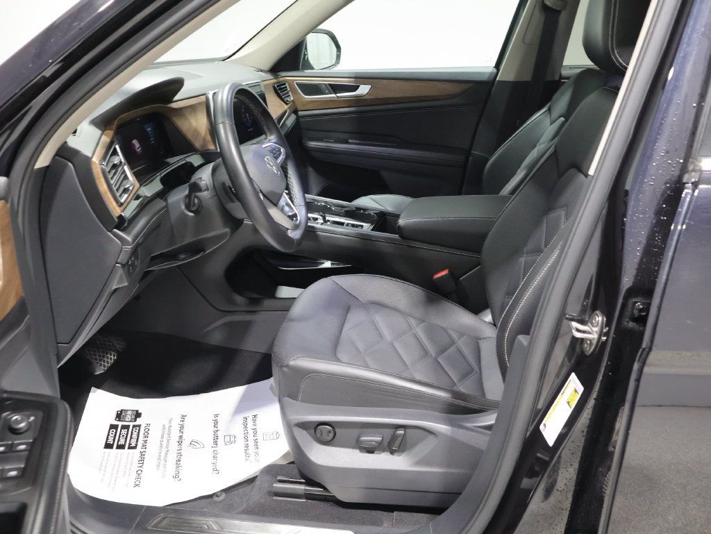 Used 2025 Volkswagen Atlas SE AWD/4WD image 11