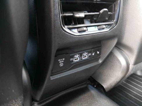 Used 2023 Jeep Grand Cherokee Limited w/ Black Appearance Package image 17