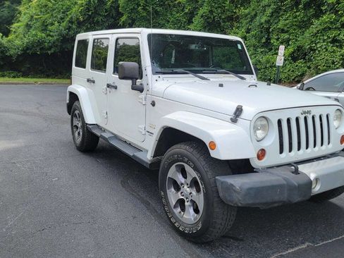 Used 2013 Jeep Wrangler Unlimited Sahara w/ Connectivity Group AWD/4WD image 3