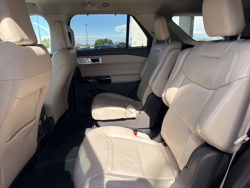 Used 2021 Ford Explorer Platinum image 11