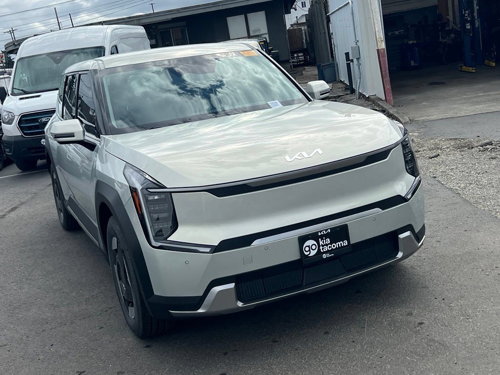 Certified 2024 Kia EV9 Light Long Range RWD image 7