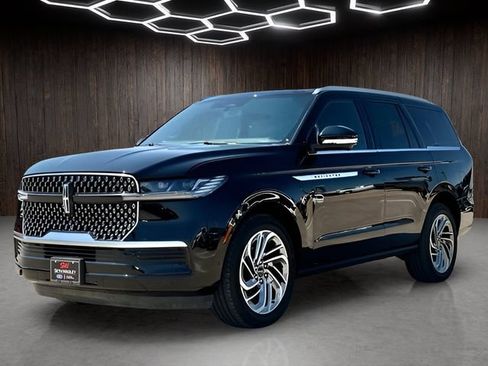 Used 2025 Lincoln Navigator Reserve AWD/4WD image 4