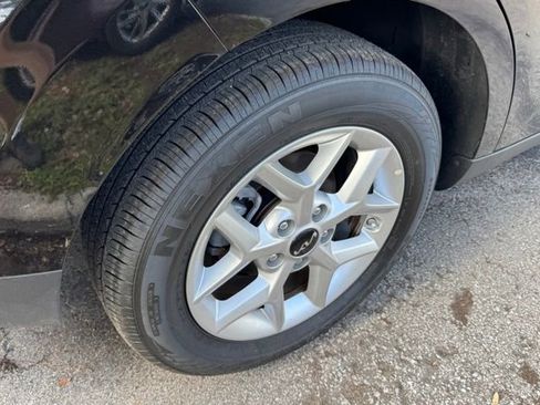 Certified 2025 Kia Soul LX w/ LX Technology Package FWD image 5