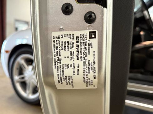 Used 2004 Chevrolet SSR w/ Preferred Equipment Group image 75