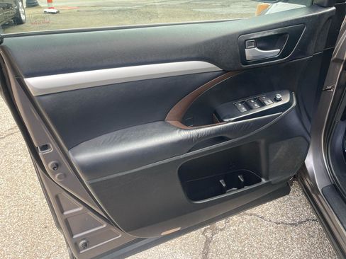 Used 2016 Toyota Highlander XLE image 11