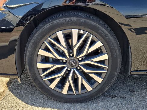 Used 2025 Nissan Altima 2.5 SV FWD image 11
