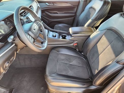 Used 2025 Jeep Grand Cherokee 4WD image 17