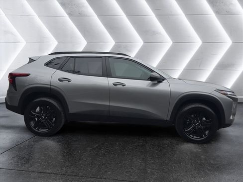 Used 2025 Chevrolet Trax ACTIV w/ Sunroof Package image 6