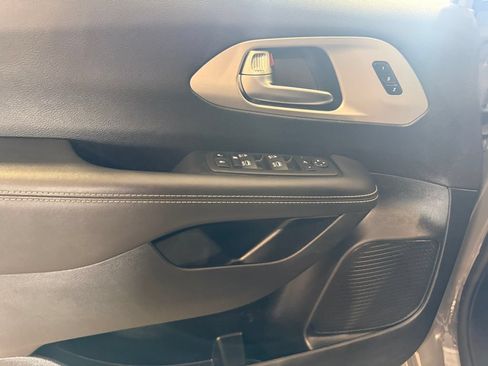 Used 2025 Chrysler Pacifica Limited FWD image 5