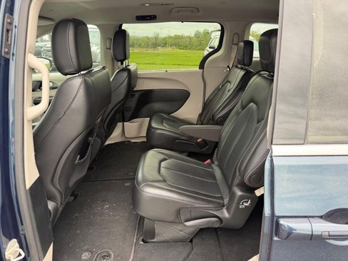 Used 2024 Chrysler Pacifica Touring-L FWD image 11