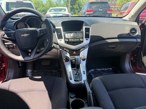 Used 2016 Chevrolet Cruze LT w/ Technology Package FWD image 12