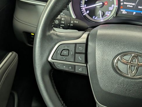 Used 2022 Toyota Highlander XLE FWD image 19