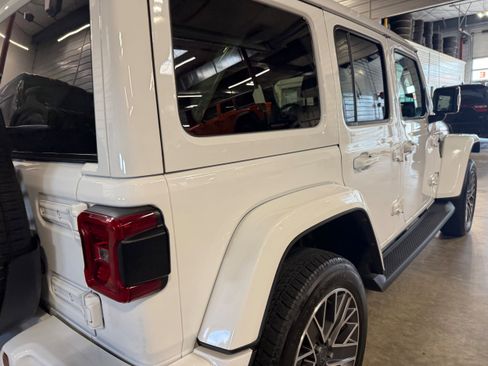 Used 2022 Jeep Wrangler Unlimited Sahara AWD/4WD image 6