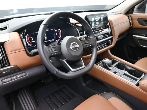 Used 2025 Nissan Pathfinder Platinum image 18