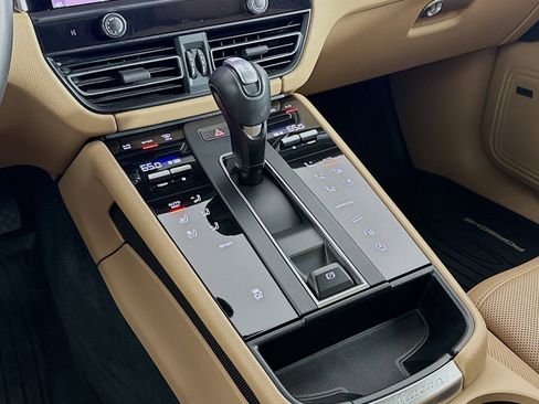 Used 2025 Porsche Macan AWD/4WD image 5