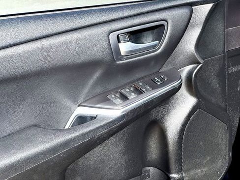 Used 2017 Toyota Camry SE image 9