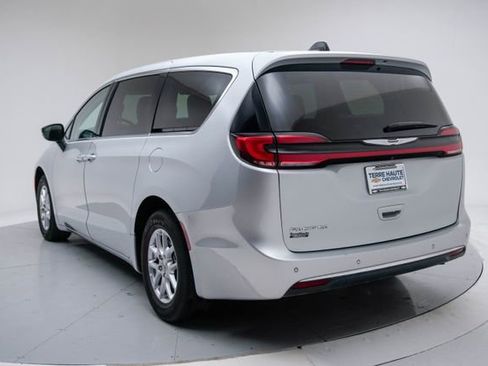 Used 2024 Chrysler Pacifica Touring-L image 3