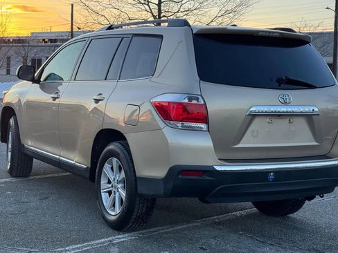 Used 2011 Toyota Highlander SE w/ Tow Pkg image 8