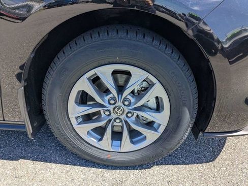 Used 2024 Toyota Sienna XLE FWD image 11