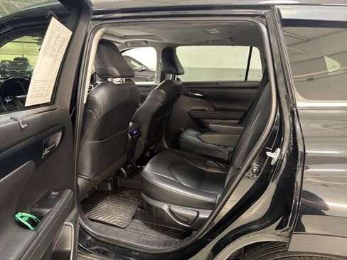 Used 2020 Toyota Highlander XLE FWD image 8