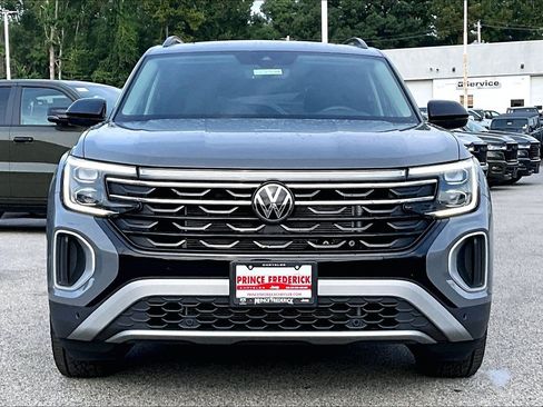 Used 2025 Volkswagen Atlas Peak Edition SE AWD/4WD image 2