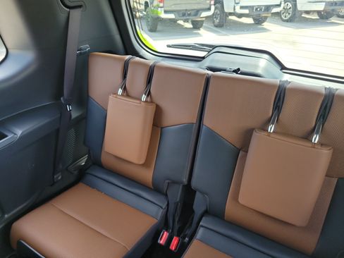Used 2025 Lexus GX 550 w/ Accessory Package (2T) AWD/4WD image 14