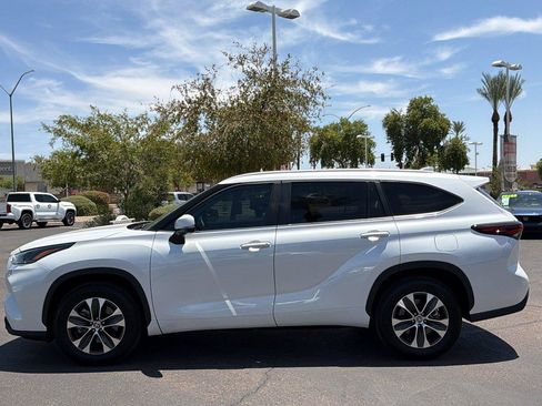 Certified 2025 Toyota Highlander XLE FWD image 5