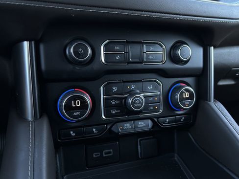 Used 2024 Chevrolet Suburban LT RWD image 19