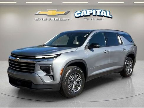Used 2024 Chevrolet Traverse LT FWD image 1