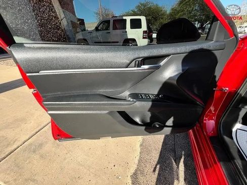 Used 2019 Toyota Camry SE w/ Carpet Mat Package FWD image 10