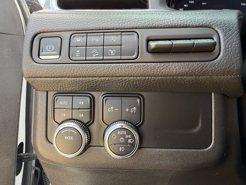 Used 2023 GMC Yukon XL Denali image 12