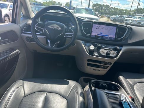 Used 2022 Chrysler Pacifica Touring-L image 22