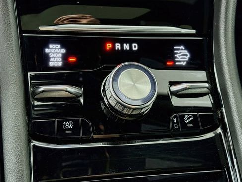 Used 2023 Jeep Grand Cherokee Overland w/ Luxury Tech Group IV AWD/4WD image 10