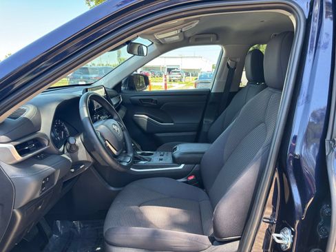 Used 2025 Toyota Highlander LE FWD image 30