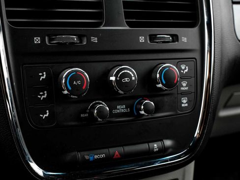 Used 2016 Dodge Grand Caravan SE FWD image 25