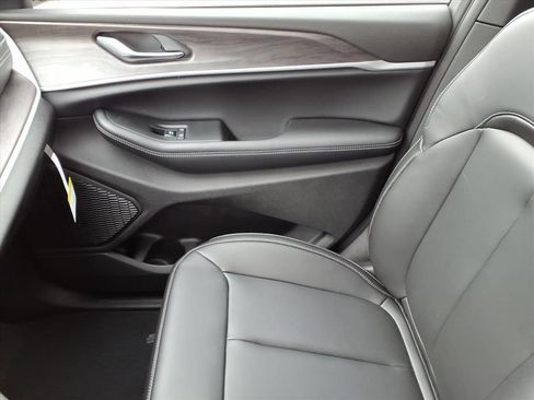 New 2025 Jeep Grand Cherokee L Limited image 31