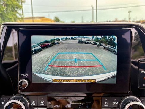 Used 2024 Toyota Highlander XLE AWD/4WD image 22