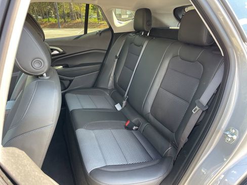 Used 2025 Chevrolet Trax LT w/ LT Convenience Package FWD image 22