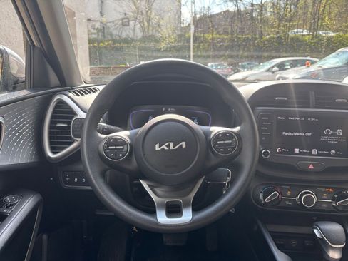 Used 2025 Kia Soul LX w/ LX Technology Package image 32