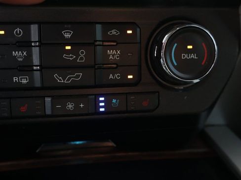 Used 2019 Ford F150 Lariat image 32