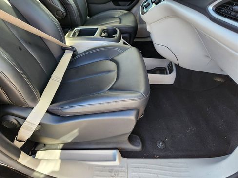 Used 2024 Chrysler Pacifica Touring-L image 15