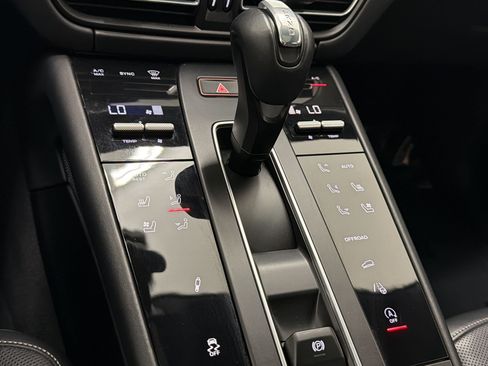 Certified 2023 Porsche Macan Turbo AWD/4WD image 17